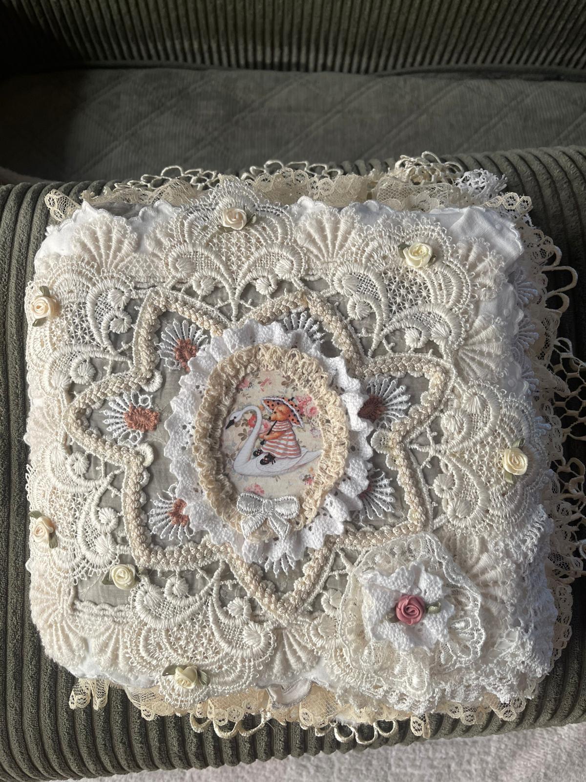 Stoffbuch mit viel Vintage Spitzen Nostalgiestil in Handarbeit gefertigt